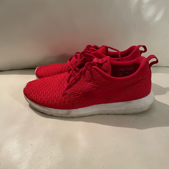 Red Nike Flyknit Roshes - Picture 2 of 3